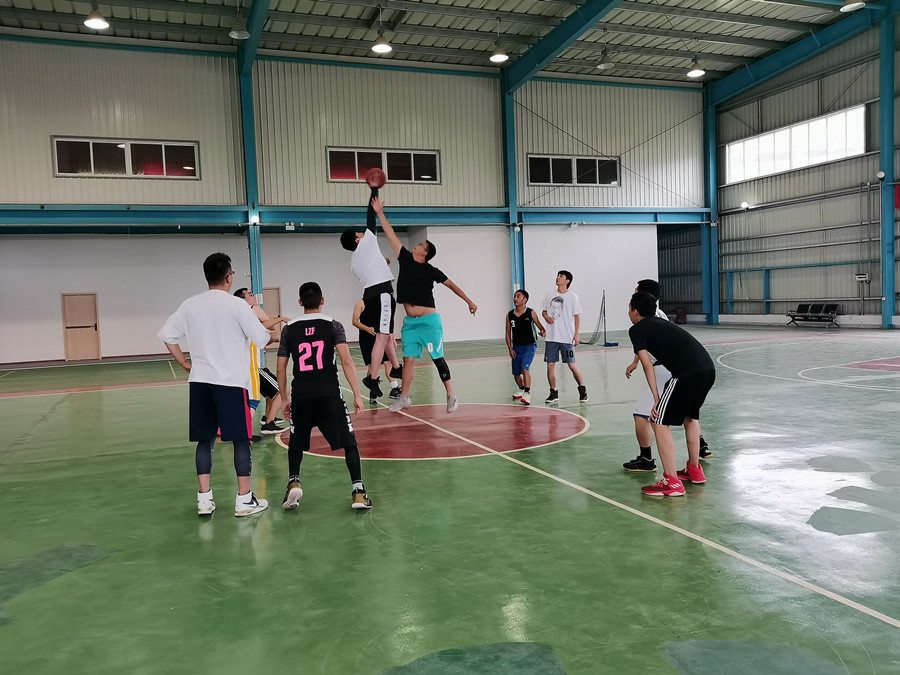 以球會(huì)友增友誼 同臺(tái)競(jìng)技促交流  ——康澤公司與陽(yáng)宗海管委會(huì)舉行籃球友誼賽