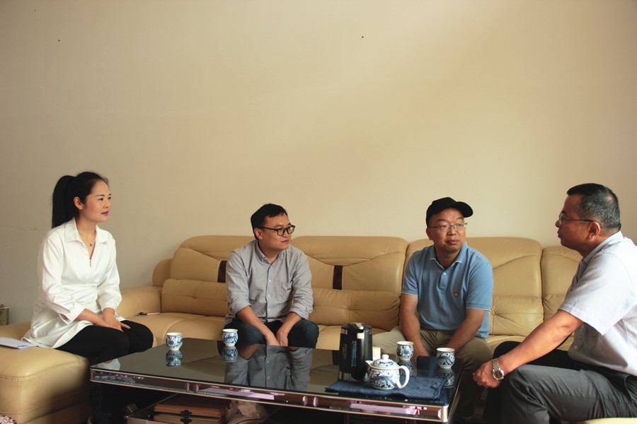 公司領(lǐng)導(dǎo)班子開展廉潔家訪