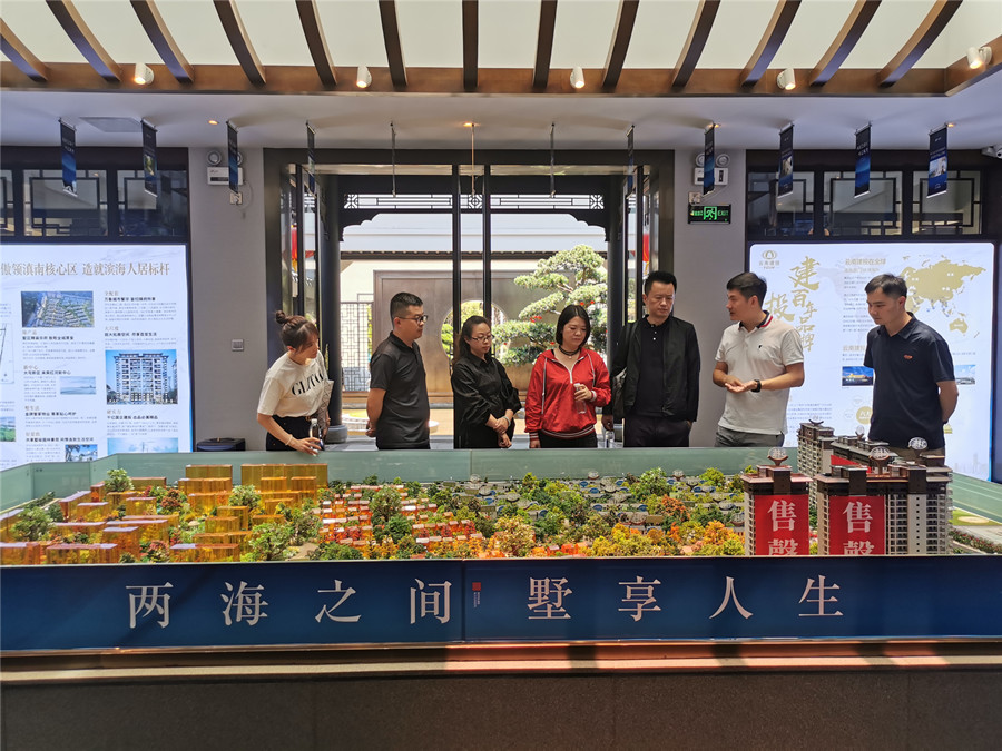 胡亞?wèn)|到紅河錦府項(xiàng)目調(diào)研