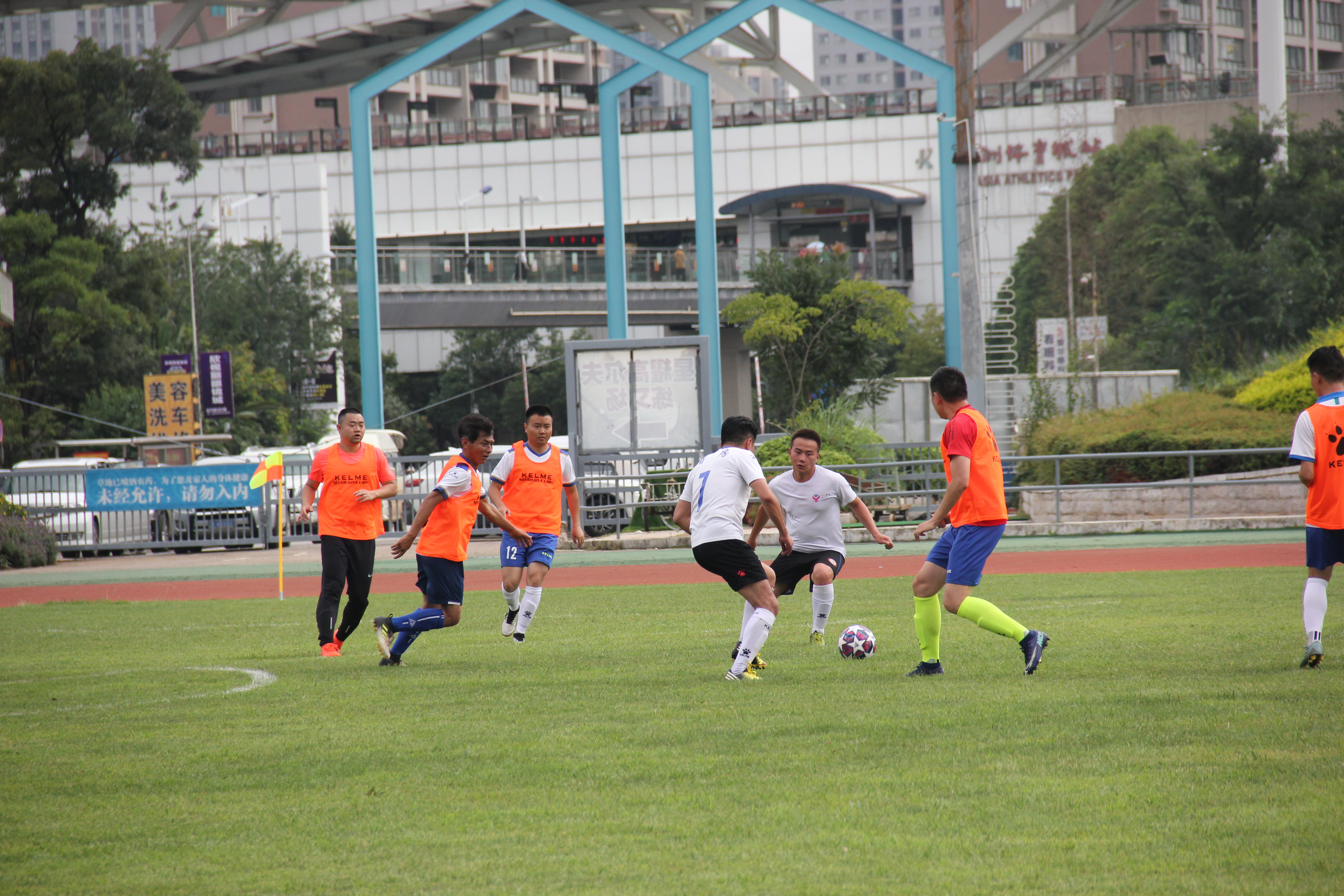 安裝股份公司和省房公司的足球健兒們齊聚新亞洲體育城綠茵場，獻(xiàn)上一場激烈精彩的足球友誼賽。