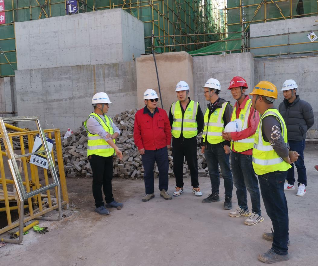 集團(tuán)副總經(jīng)理王曉方到安寧財大璞御項目調(diào)研