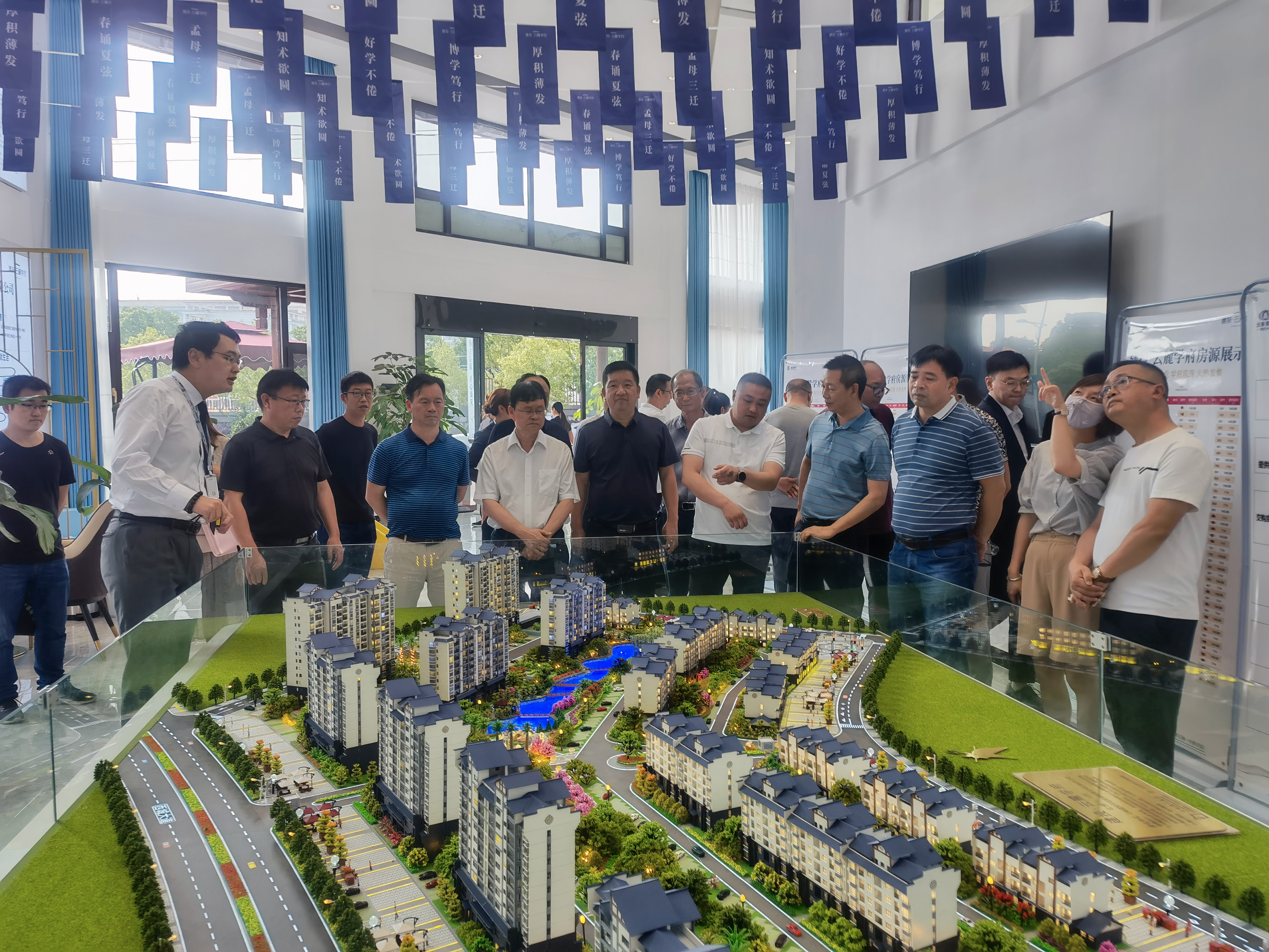 石林縣人民政府領(lǐng)導調(diào)研小組調(diào)研建投·云麓學府項目