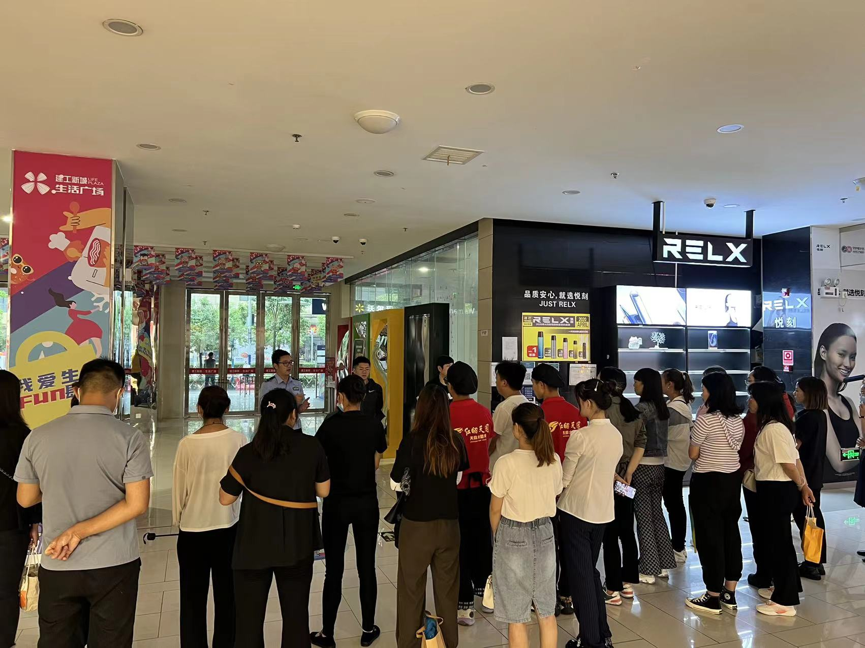 昆明經(jīng)開區(qū)公安分局聯(lián)合建工新城生活廣場開展“警商騎”活動