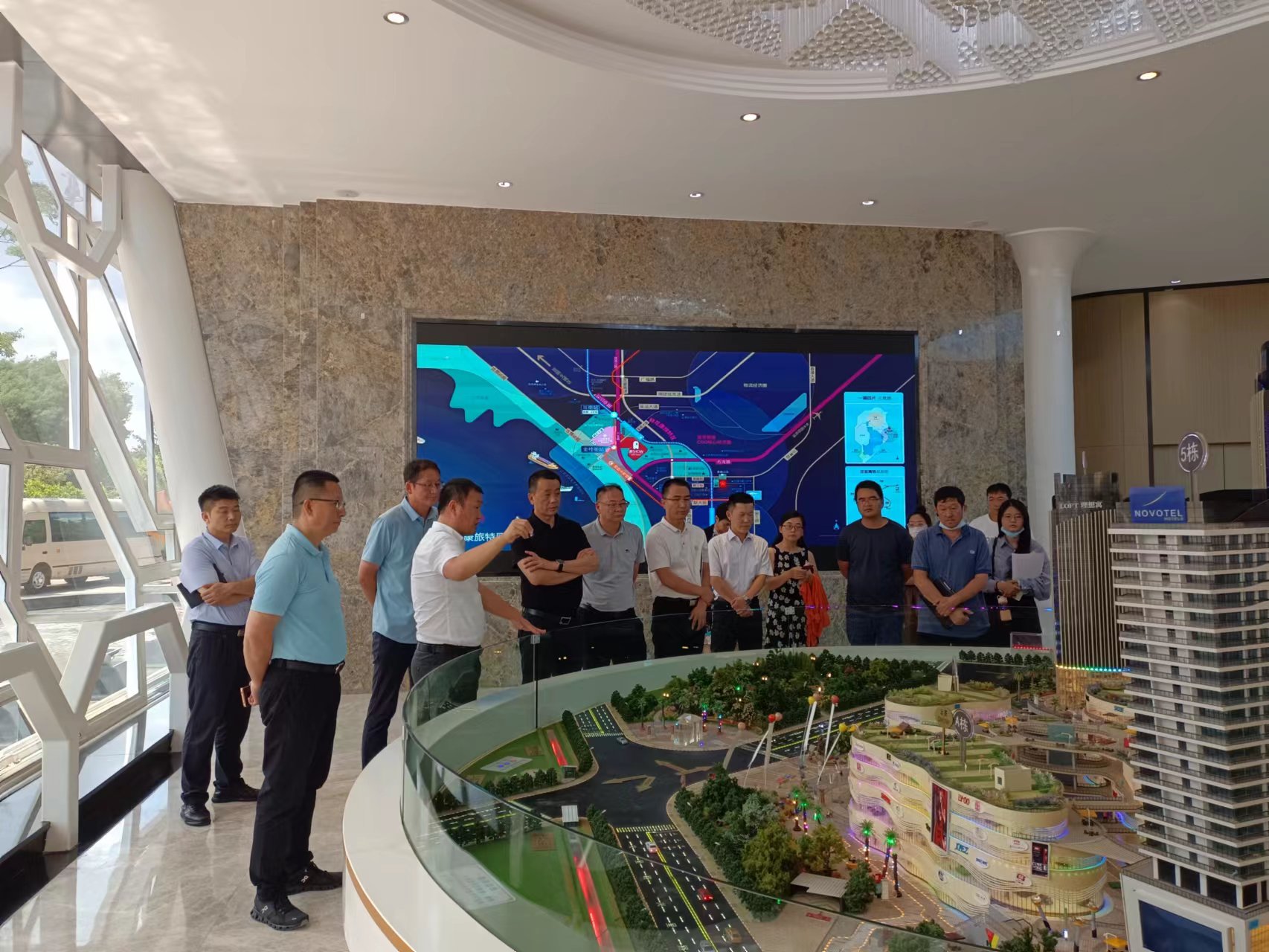 呈貢區(qū)委常委、常務(wù)副區(qū)長(zhǎng)劉曉航一行到滇SHOW項(xiàng)目調(diào)研