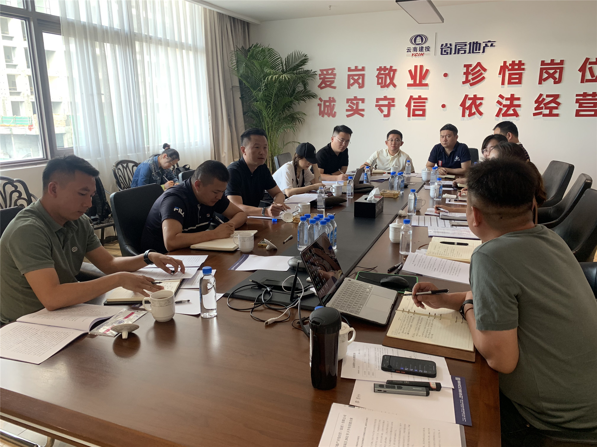 胡亞?wèn)|到大理片區(qū)、臨滄片區(qū)檢查指導(dǎo)營(yíng)銷工作