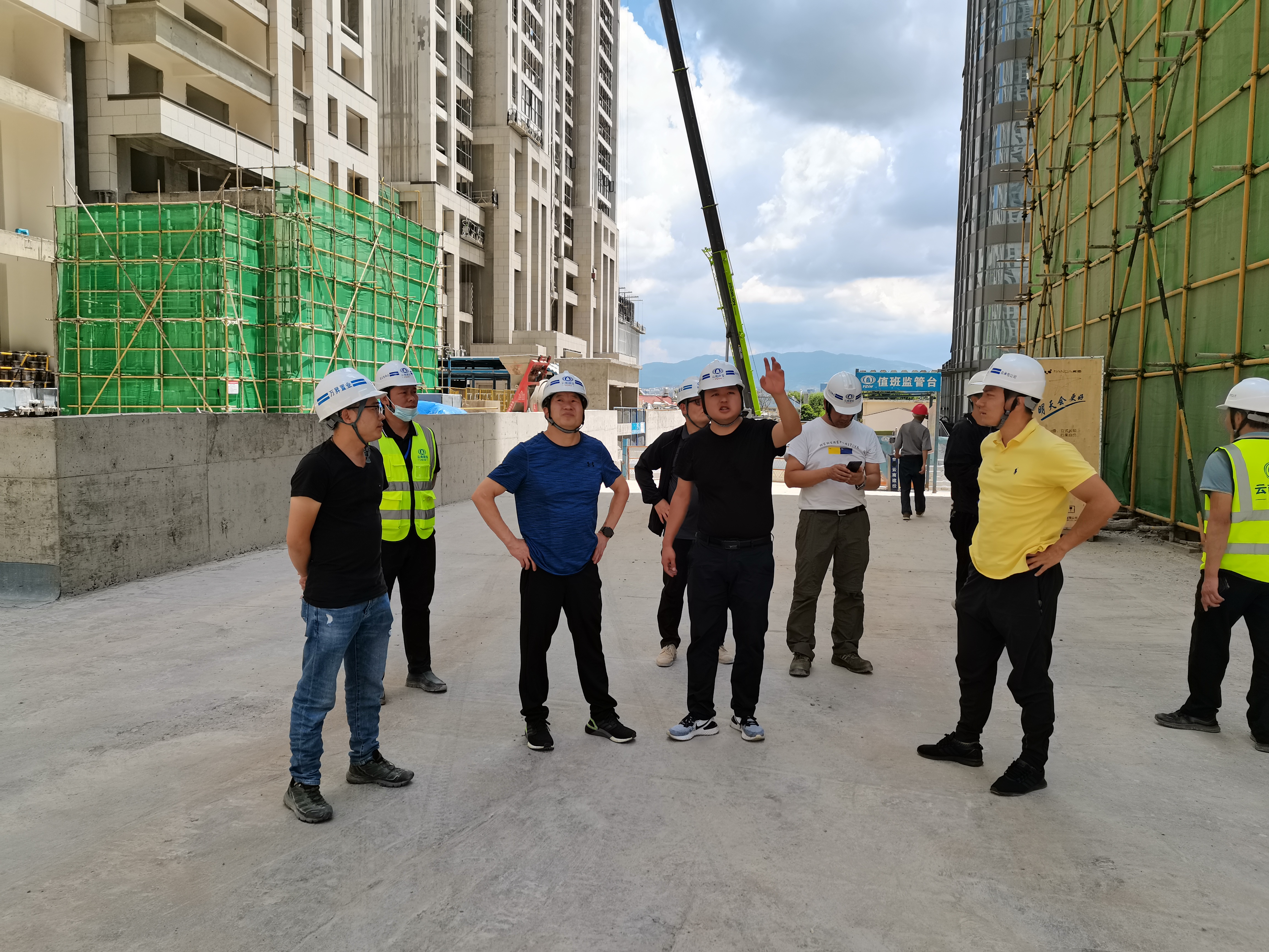 孟春柳到大理片區(qū)龍悅?cè)A府項(xiàng)目帶班檢查安全生產(chǎn)工作