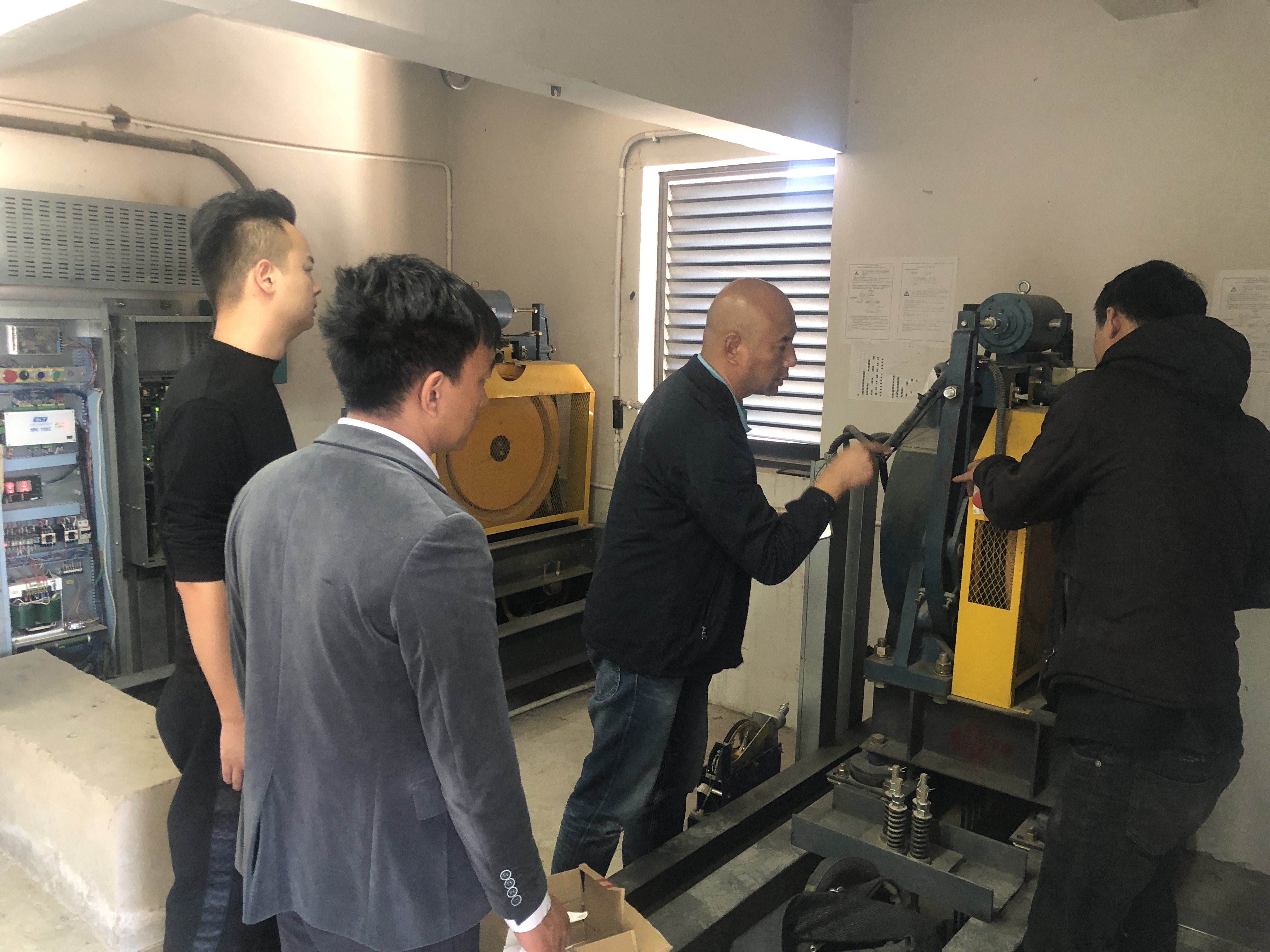 李榮華到玉溪萬(wàn)裕潤(rùn)園小區(qū)項(xiàng)目開(kāi)展電梯安全隱患排查治理