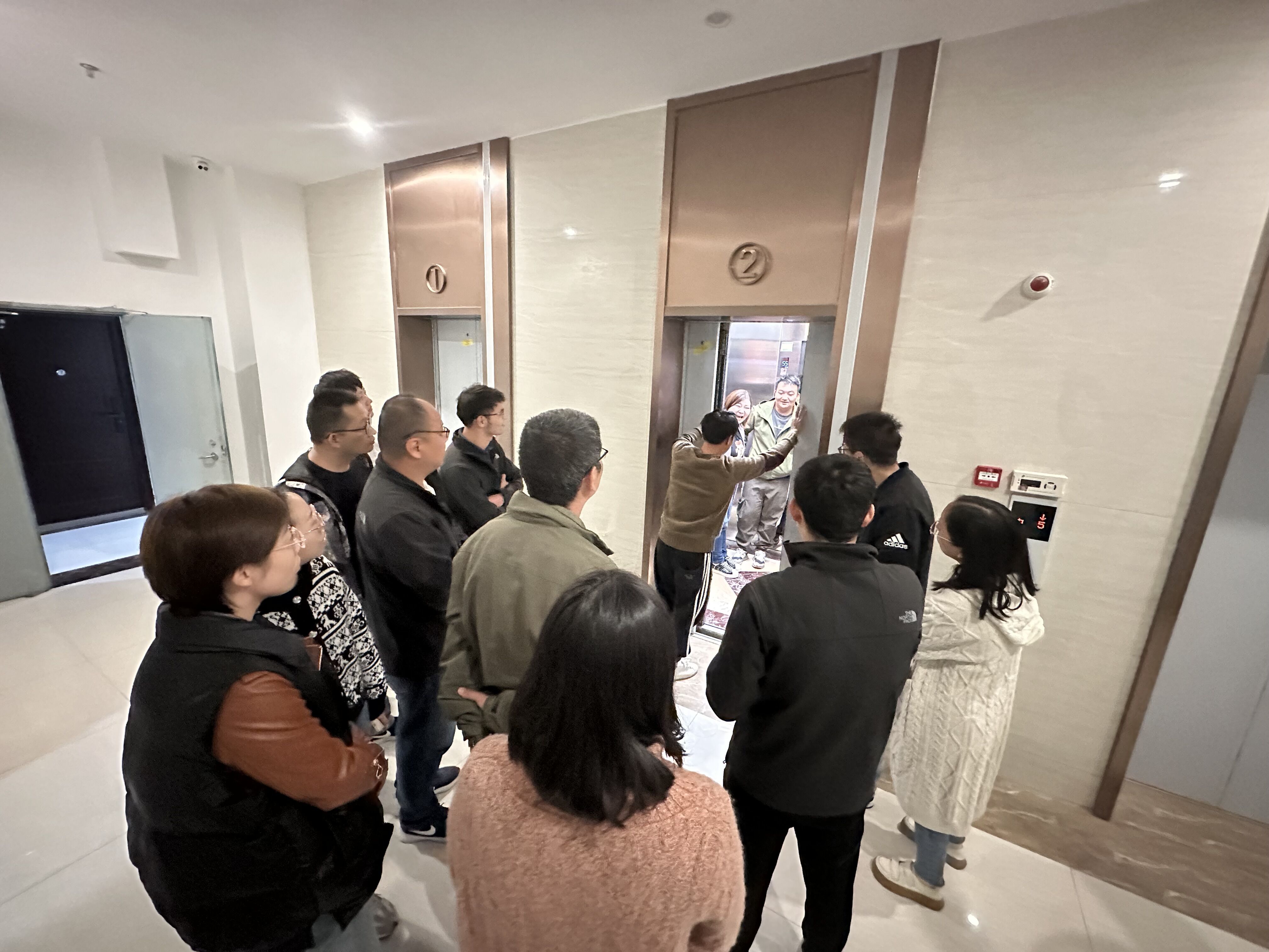 建工地產(chǎn)開(kāi)展電梯安全知識(shí)培訓(xùn)及應(yīng)急演練