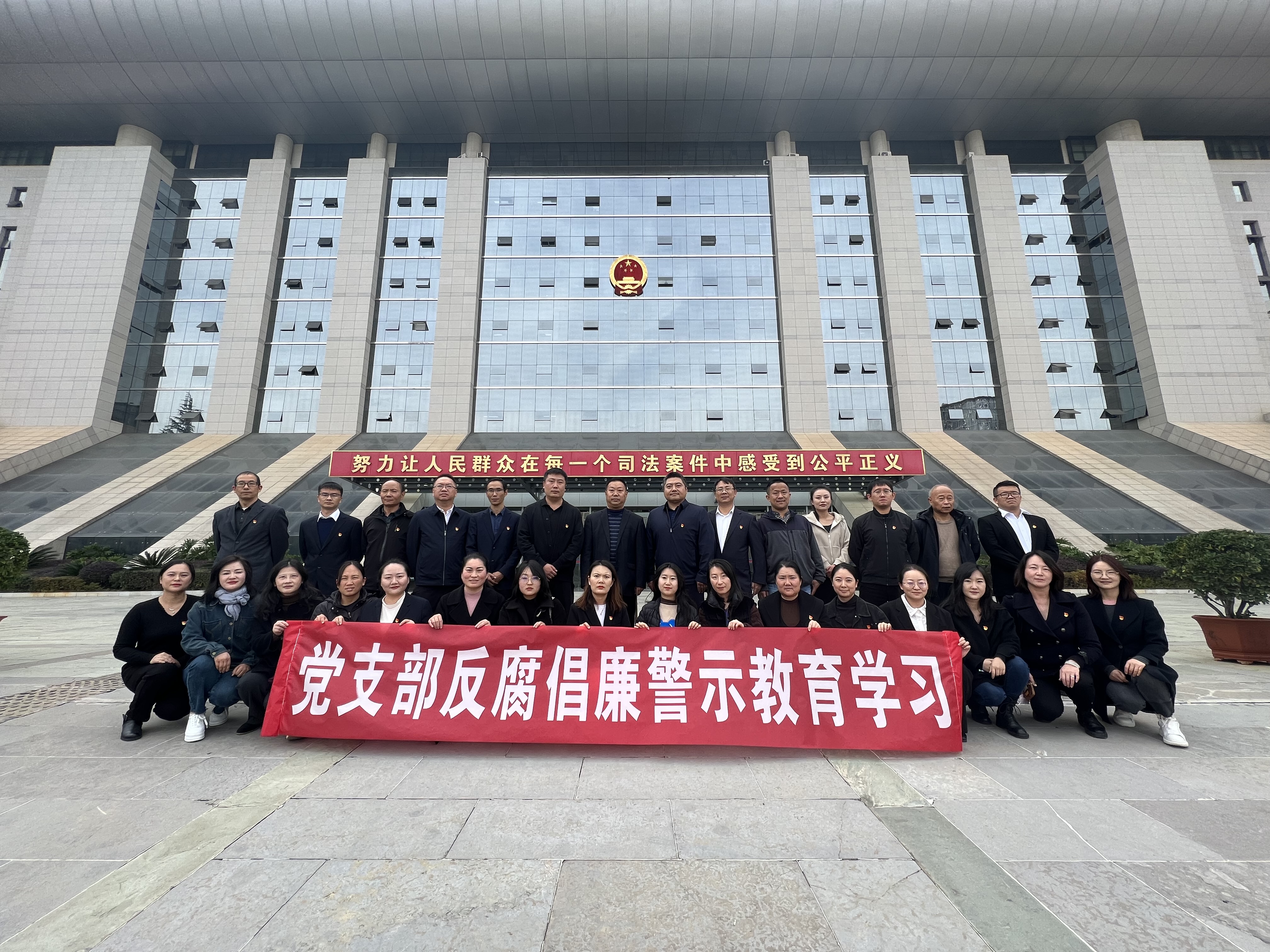 商銳公司和通泰公司黨支部聯(lián)合開(kāi)展“追溯律法淵源 爭(zhēng)做守法公民”廉政警示教育活動(dòng)